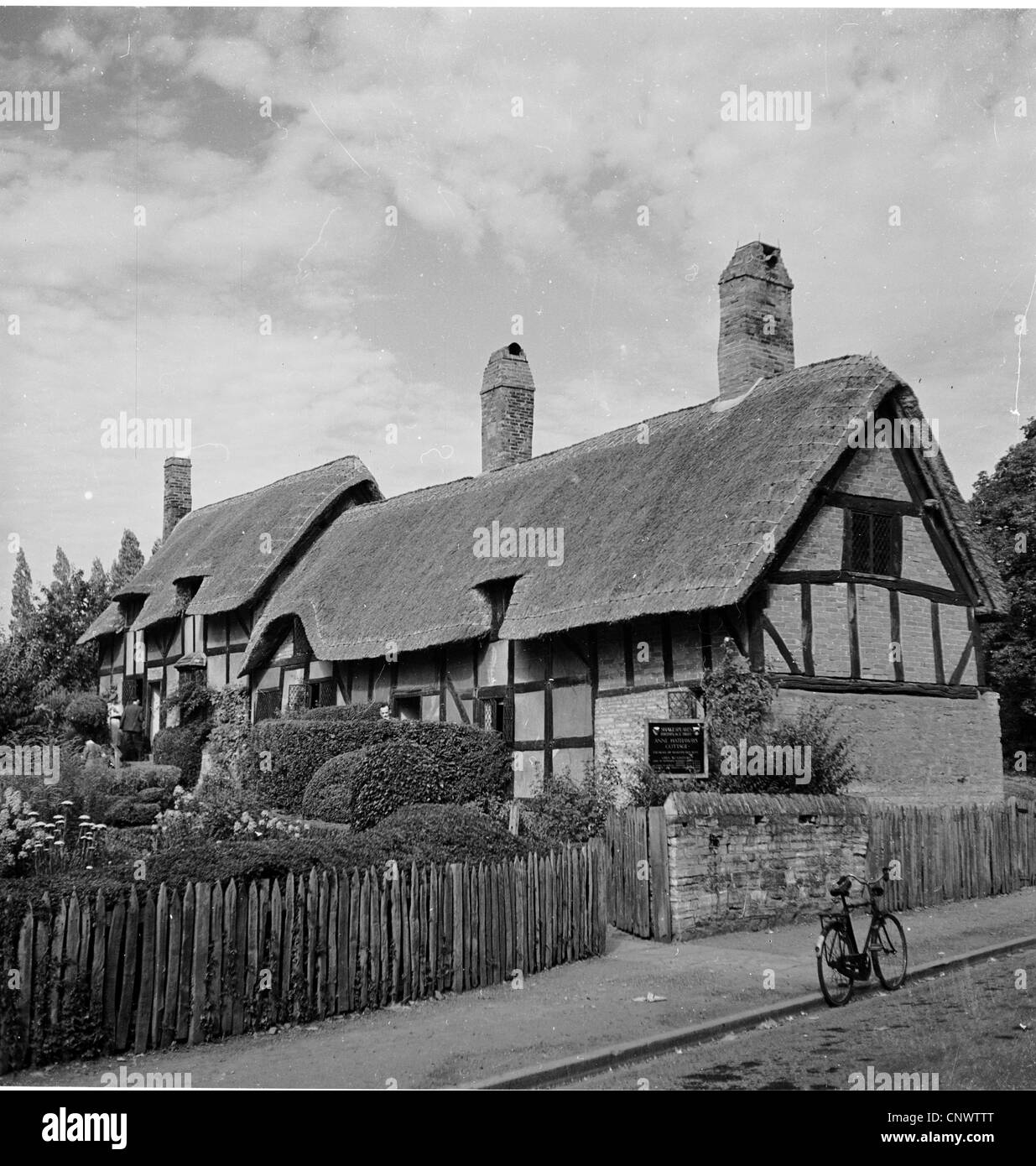 1950er Jahre, historisch, das strohgedeckte Cottage in Shottery, Warwickshire, England, Heimat von Anne Hathaway, der Frau des weltberühmten englischen Dramatikers und Schriftstellers William Shakespeare, die im nahegelegenen Stratford upon Avon geboren wurde. Stockfoto