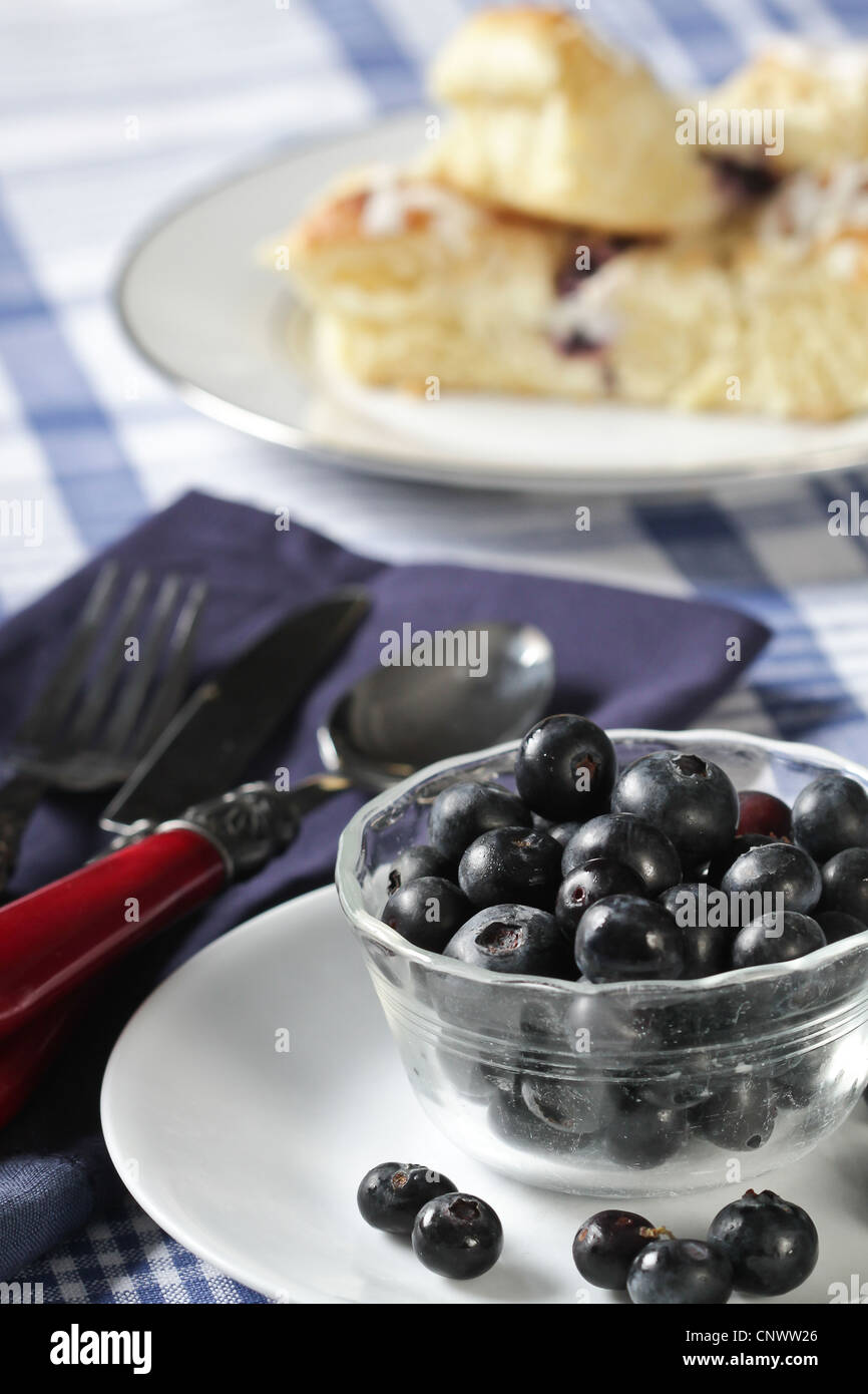 Frühstück-Präsentation von Heidelbeeren und Blaubeeren Coffeecake mit Servietten und Besteck. Stockfoto