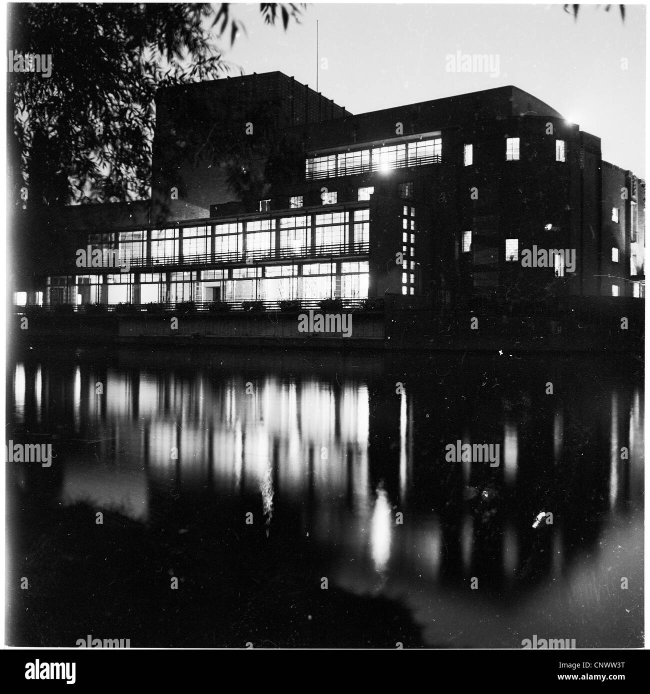 Geschichtsbild, 1960er Jahre. Das Royal Shakespeare Theatre, gesehen bei Nacht, Stockfoto