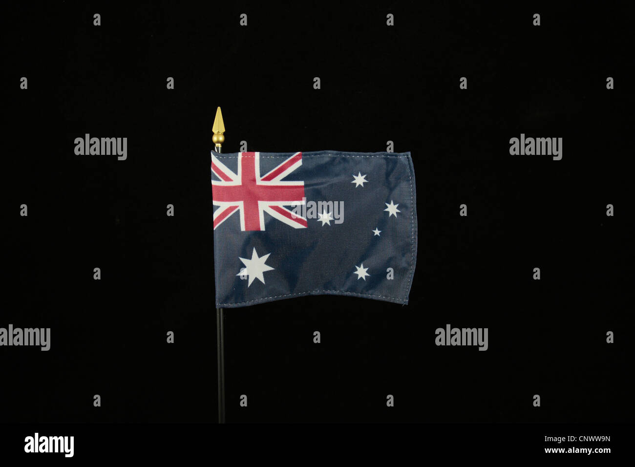 Die Nationalflagge Australiens auf einem schwarzen Hintergrund. Stockfoto