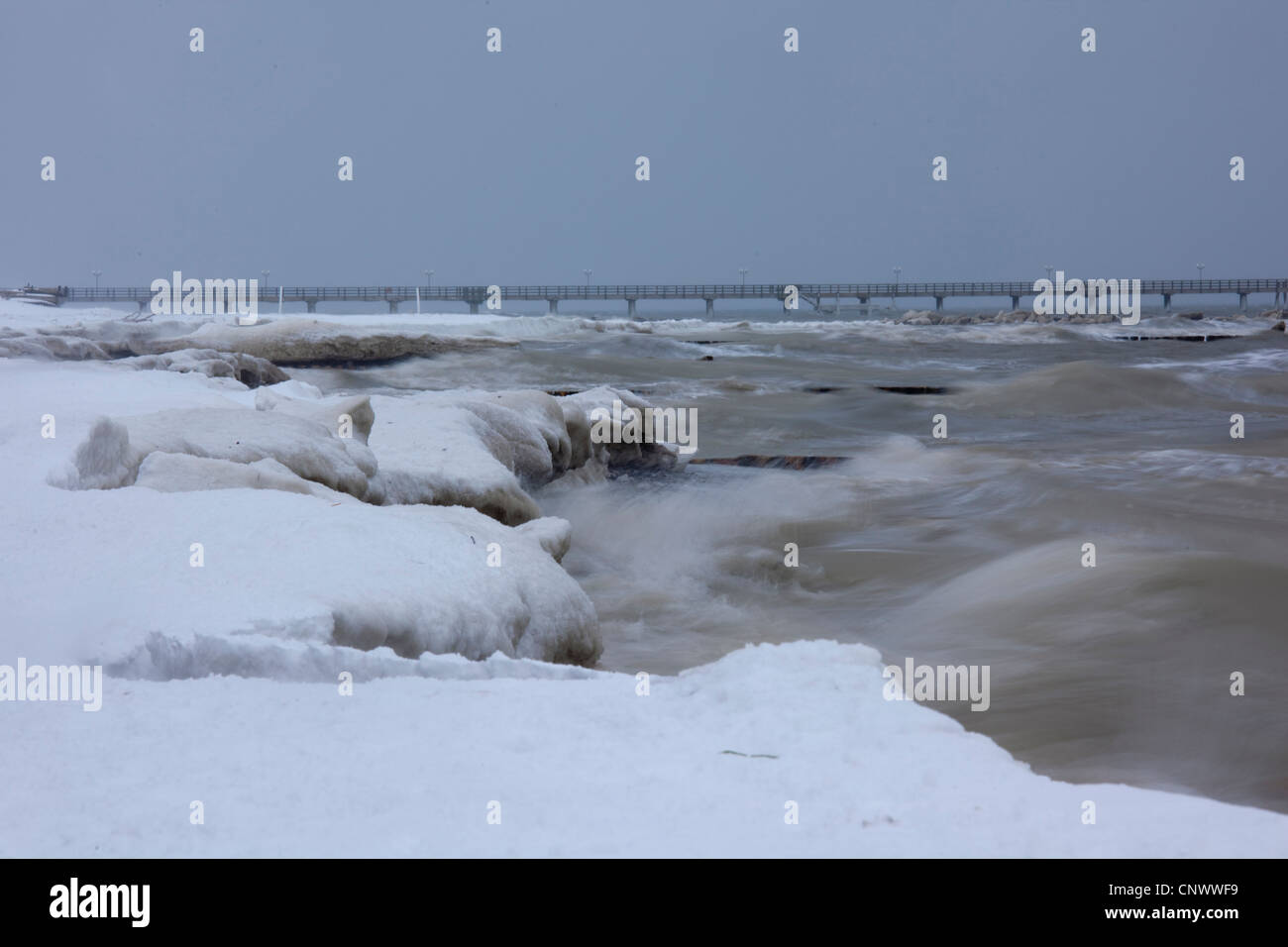 Stomy Ostsee im Winter mit Badesteg, Darß, Wustrow, Mecklenburg-Vorpommern, Deutschland Stockfoto