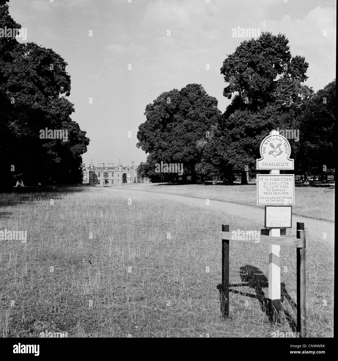 Geschichtsbild, 1950er Jahre zeigt die Vorderseite des Charlcote Manor in der Nähe von Stratford-upon-Avon, Heimat von William Shakespeare. Stockfoto