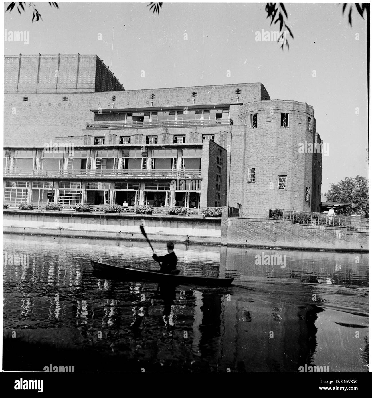 Geschichtsbild aus der 1960er Jahre, The Royal Shakespeare Theatre von Fluß Avon gesehen. Stockfoto