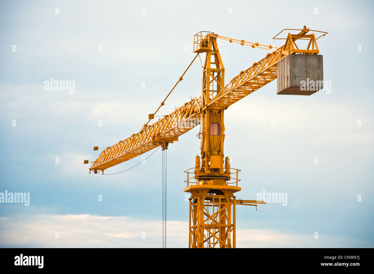 Gelben Baukran an einem kalten, bewölkten Tag. Stockfoto