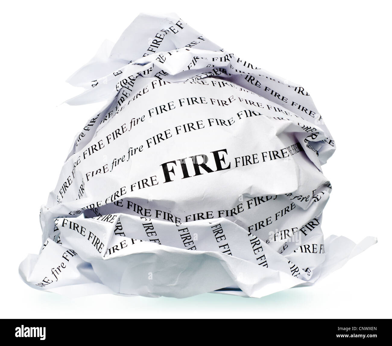 Papierkugel mit Text "Feuer" und Clipping-Pfad auf weißem Hintergrund Stockfoto