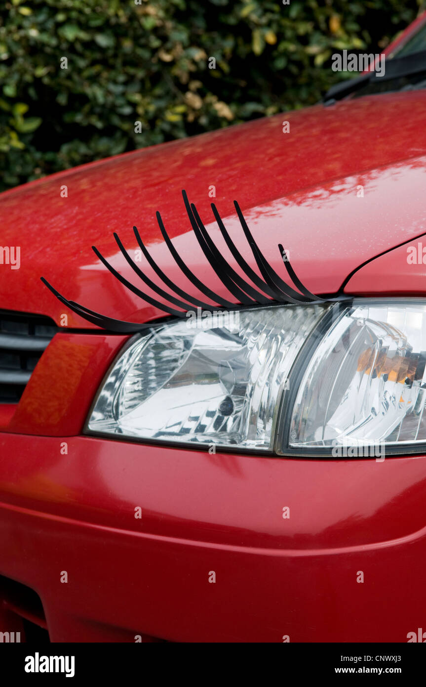 Rotes Auto mit den Wimpern stockfoto. Bild von auge, peitsche