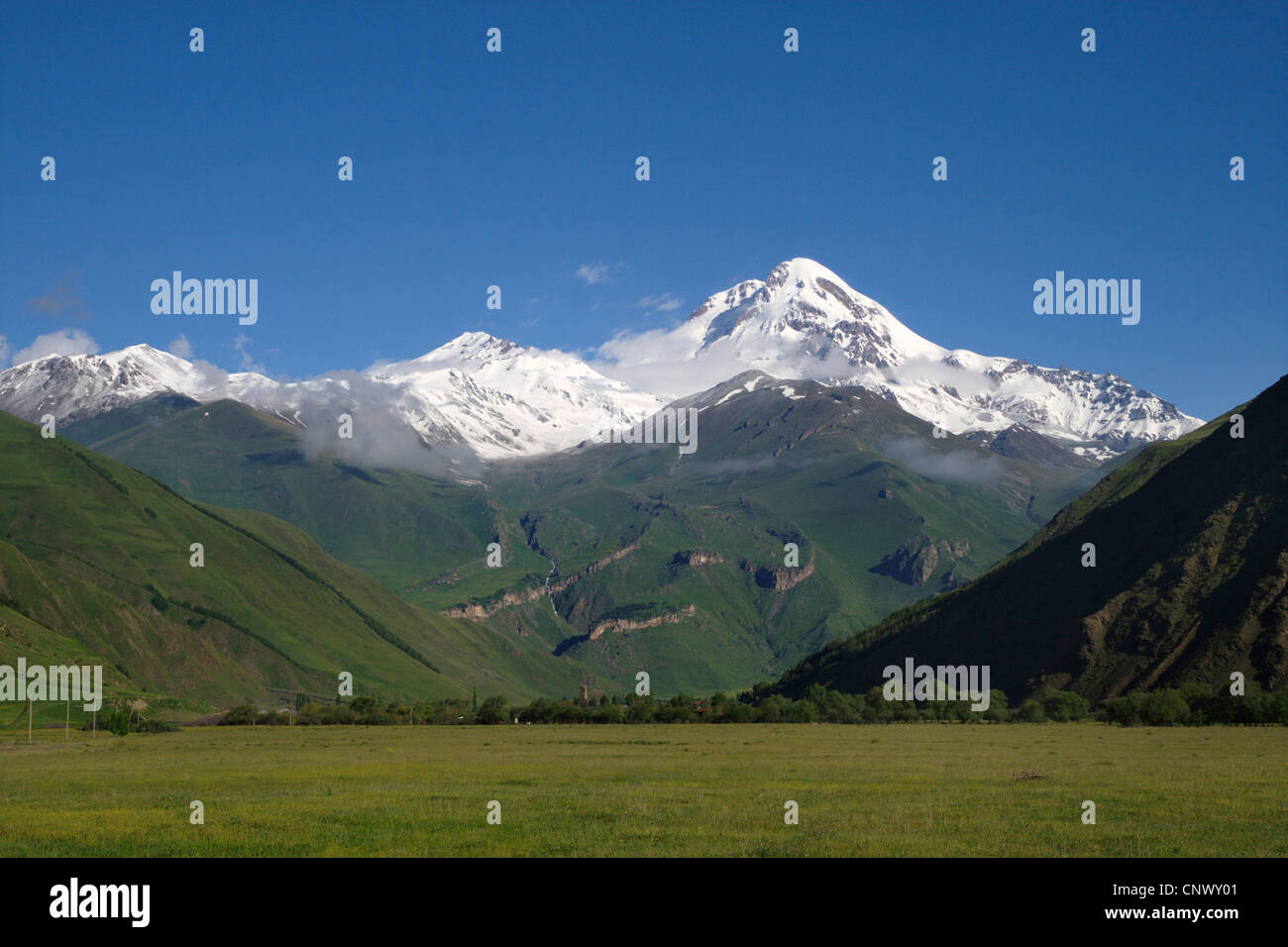 ruhender Schichtvulkan Kasbek (5,047 m) im Kaukasus, Georgien, Qasbegi Stockfoto