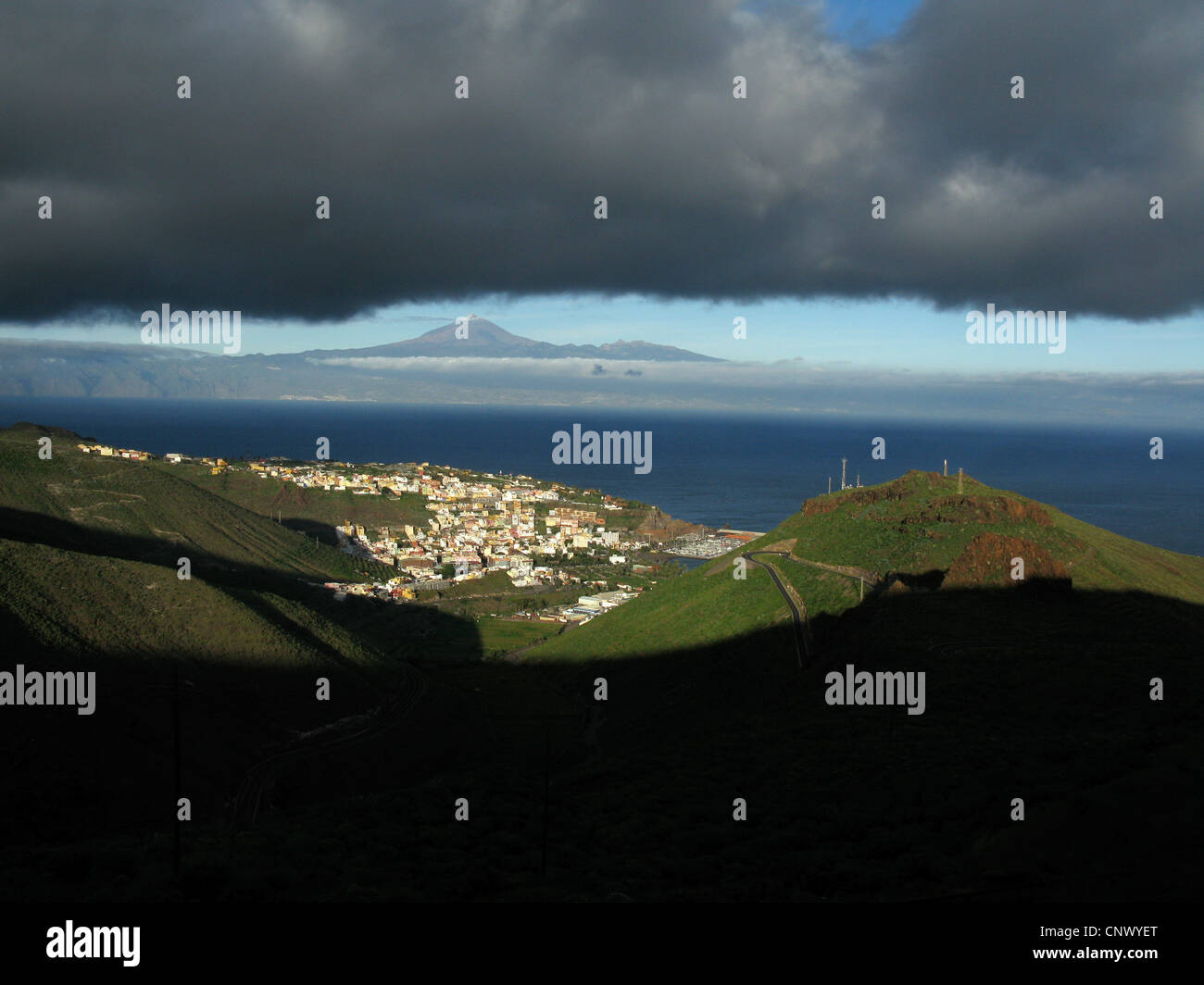 schwarze Wolken über San Sebastian, Teneriffa mit dem Teide im Hintergrund, Kanarische Inseln, Gomera, San Sebastian De La Gomera Stockfoto