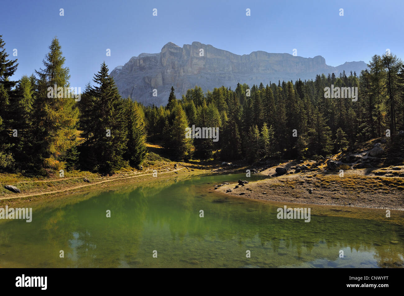 Kreuzkofel Klippen über dem Lech da Le Teich bei La Crusc im Badia Alta