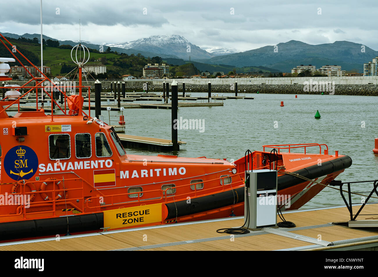 Maritime Rescue Boot vertäut an der Pier von der Hafen der Stadt Laredo, Kantabrien, Spanien Stockfoto