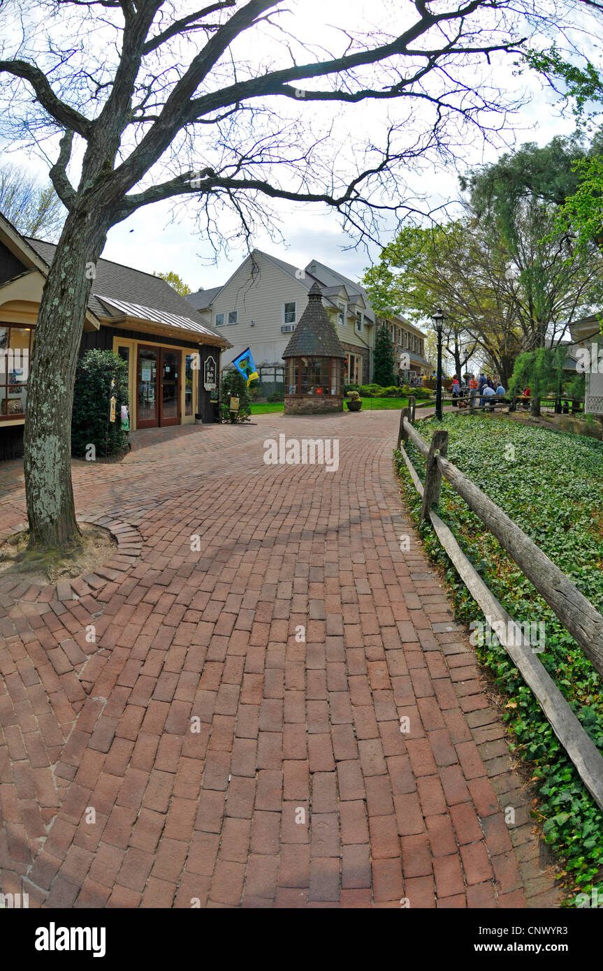 Straße mit Ziegel Bürgersteig, der Hausierer Dorf, Lahaska, Bucks County, Pennsylvania, USA Stockfoto
