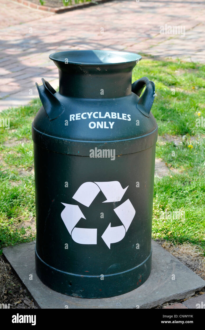 Grün-Recycling-Container auf der Straße, Peddler es Dorf, Lahaska, Bucks County, PA, USA Stockfoto