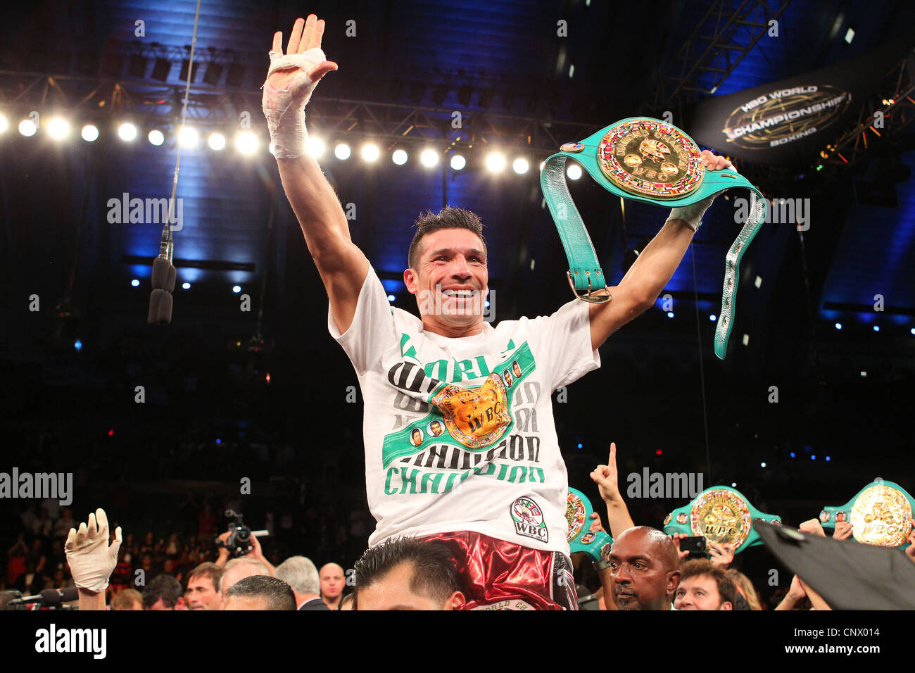 Sergio Martinez feiert seinen Sieg über Darren Barker in der Boardwalk Hall in Atlantic City. Stockfoto