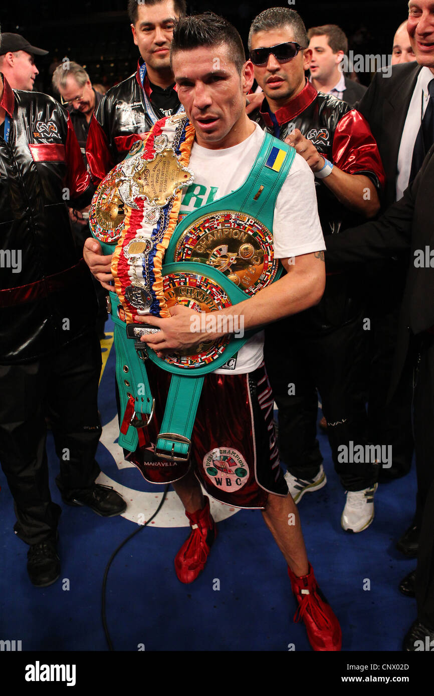 Sergio Martinez feiert seinen Sieg über Darren Barker in der Boardwalk Hall in Atlantic City. Stockfoto