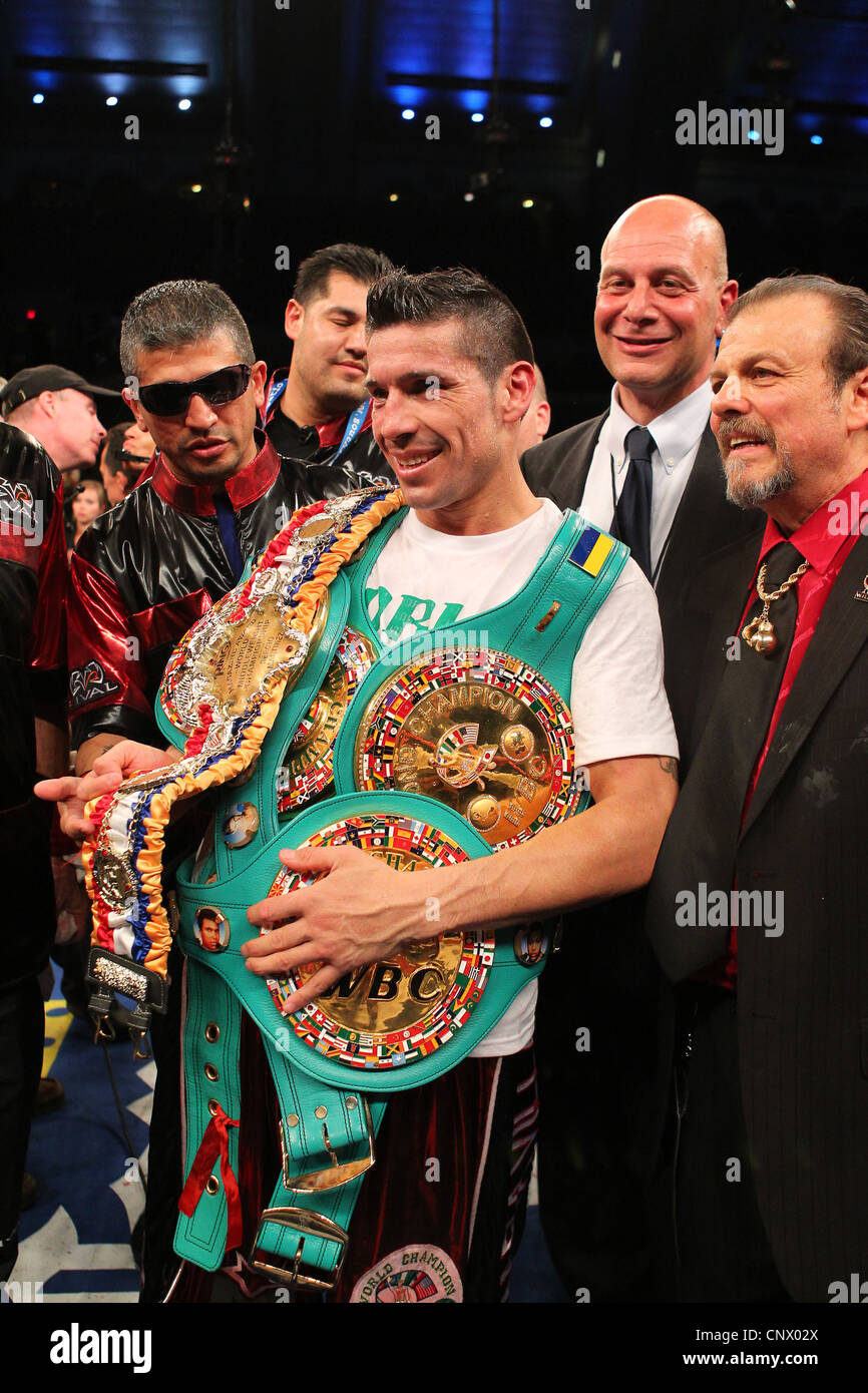 Sergio Martinez feiert seinen Sieg über Darren Barker in der Boardwalk Hall in Atlantic City. Stockfoto