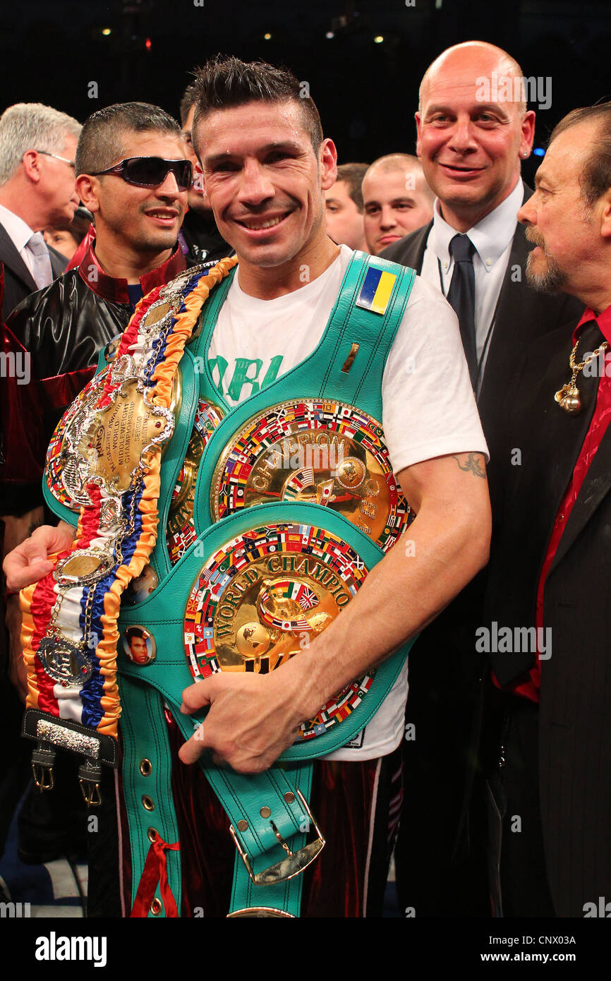 Sergio Martinez feiert seinen Sieg über Darren Barker in der Boardwalk Hall in Atlantic City. Stockfoto