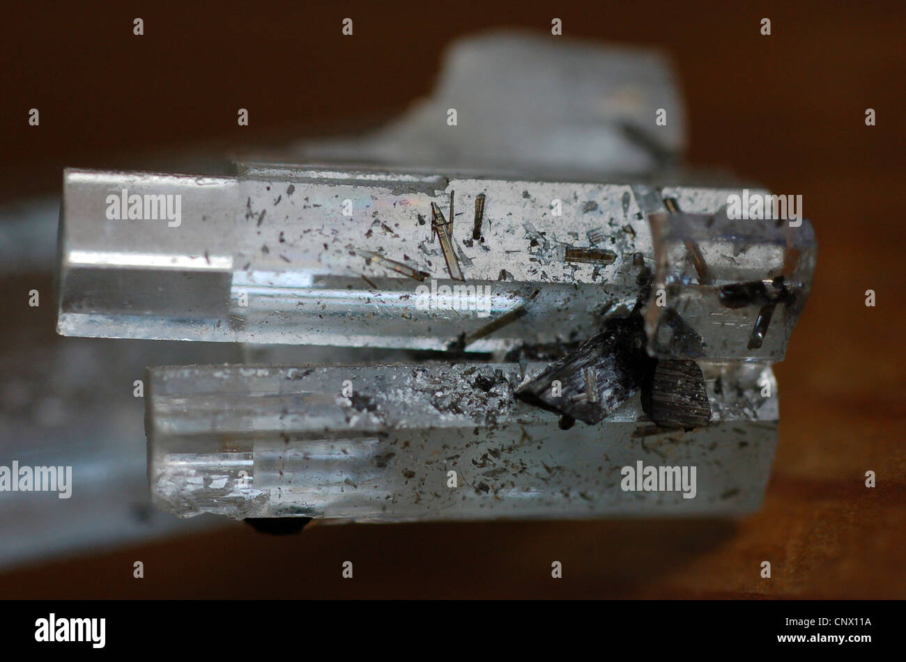 Aquamarin Kristalle mit schwarzen Turmalinkristalle Stockfoto