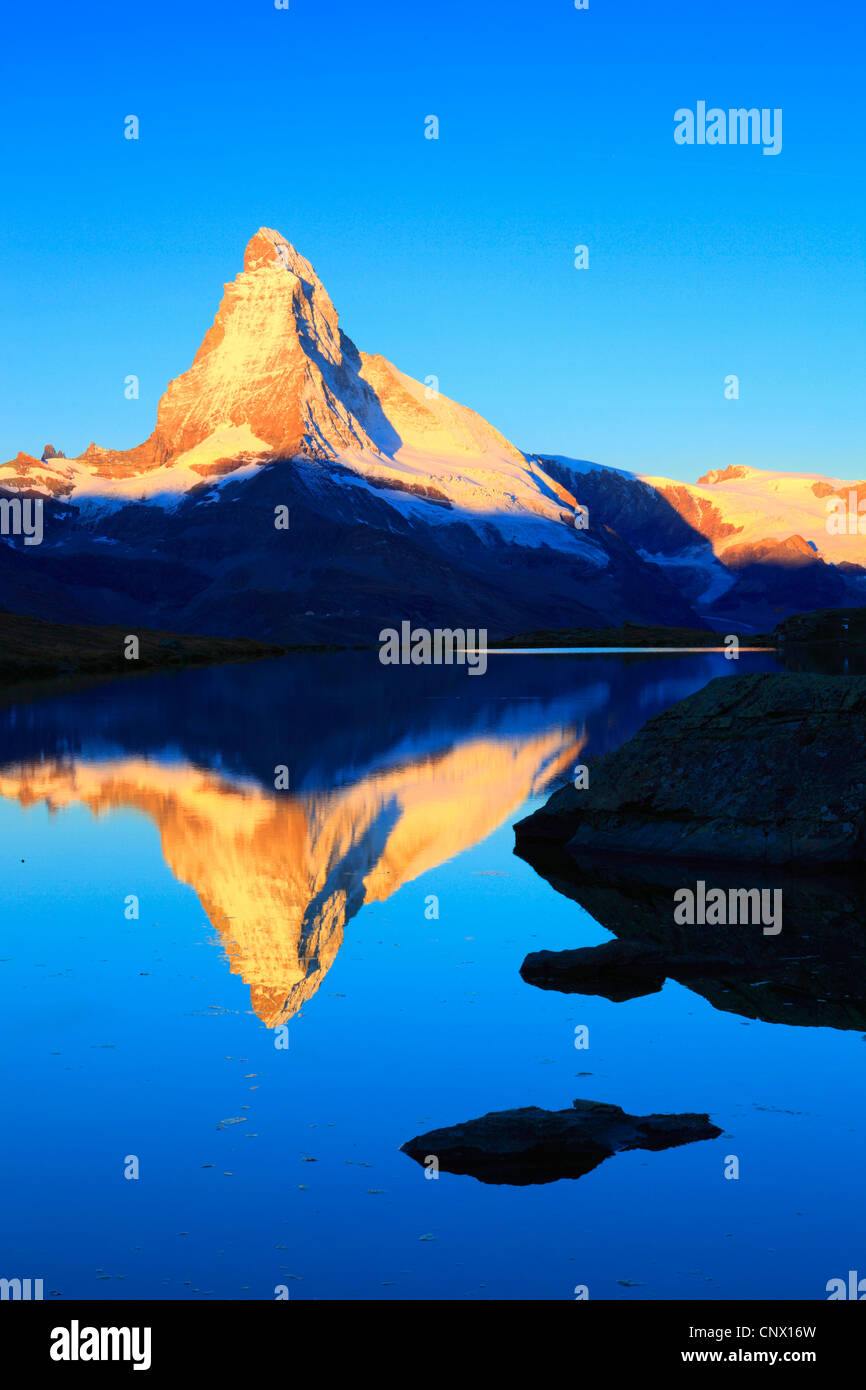 Blick vom Bergsee am Matterhorn in goldenes Licht, Schweiz, Wallis Stockfoto
