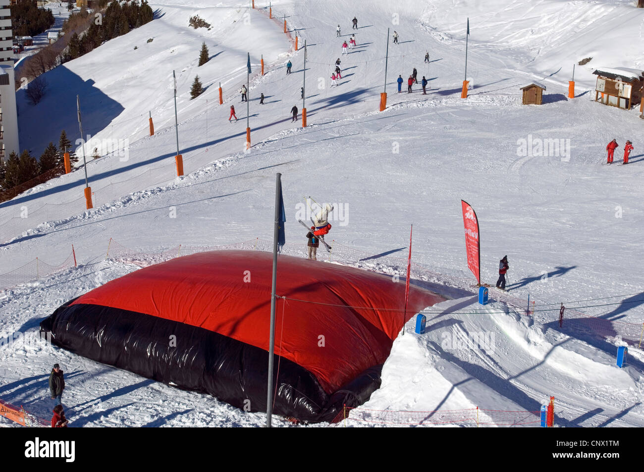 Big Air-Bag am unteren Rand einer Schanze am Skigebiet Les Menuires, Les Mnuires, Frankreich Stockfoto