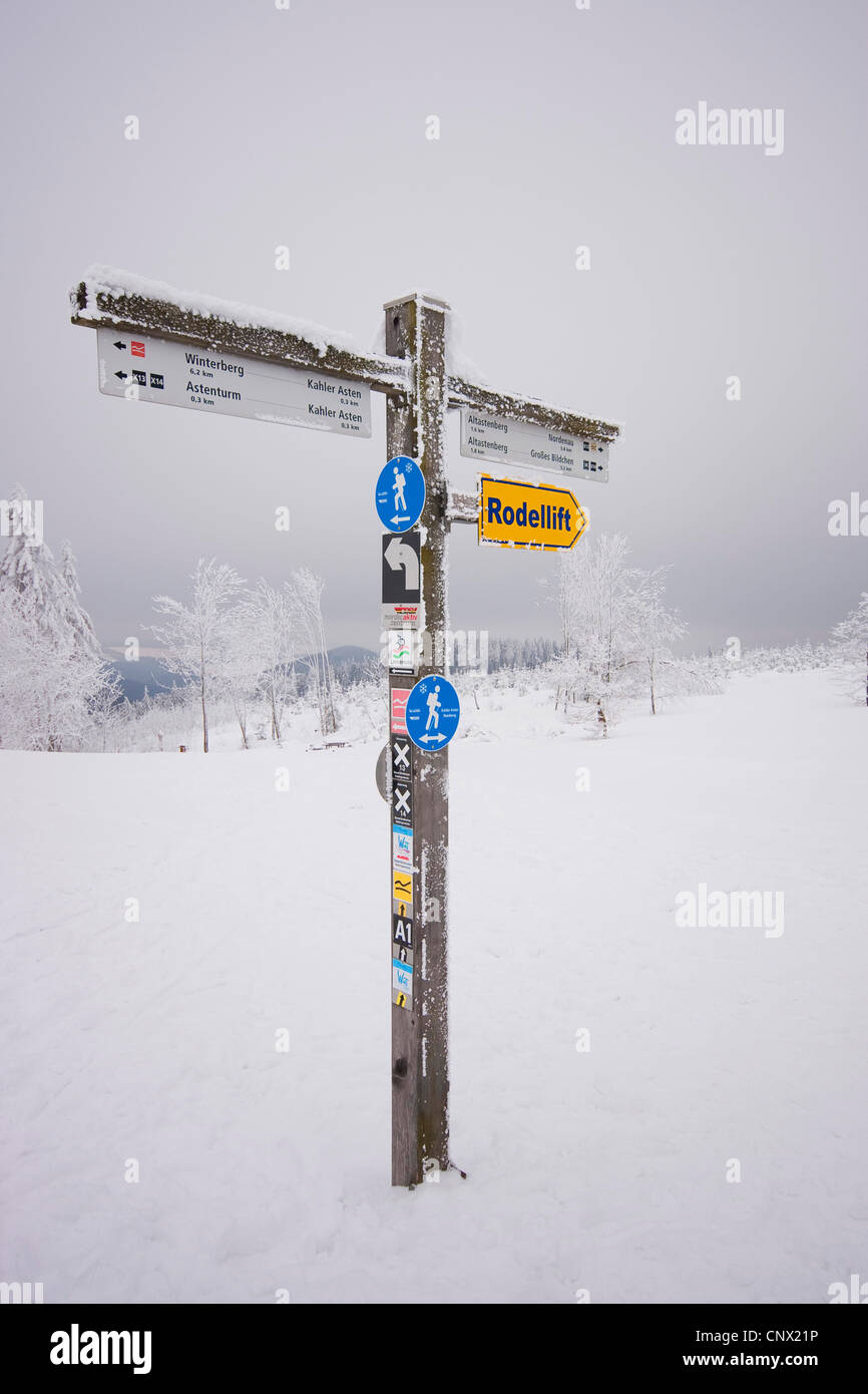 Wegweiser am Kahler Asten, Sauerland, Nordrhein-Westfalen, Deutschland Stockfoto