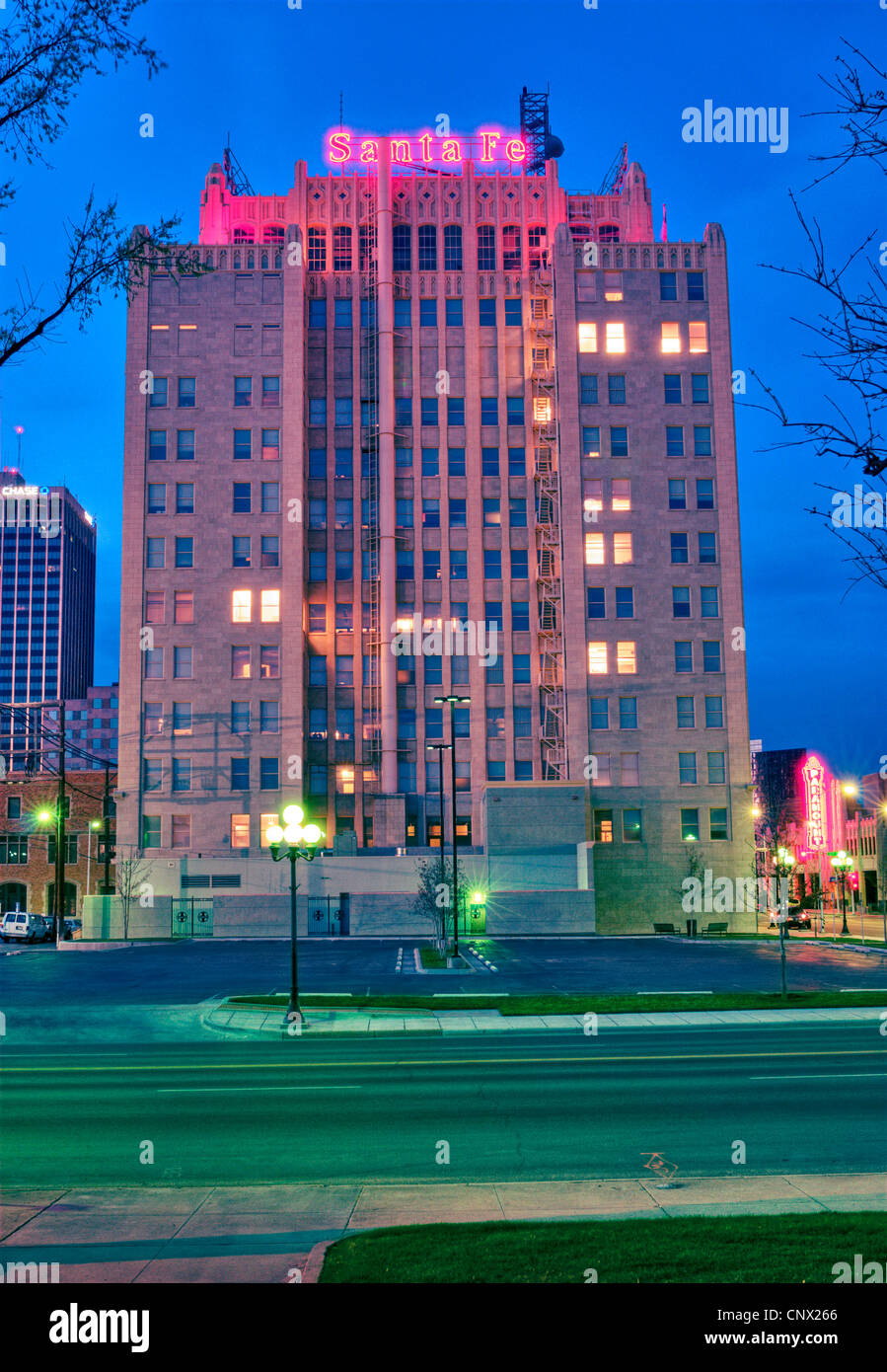 Das Santa Fe-Gebäude in Amarillo, TX in der Abenddämmerung. Stockfoto