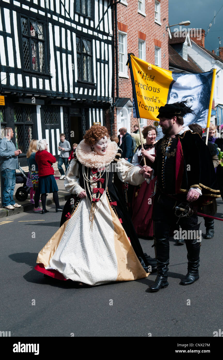 Schauspieler die Rolle des Queen Elizabeth I und Sir Walter Raleigh an der Shakespeare-Geburtstag-Prozession Stockfoto