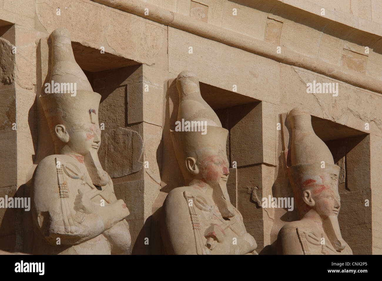 Königin Hatschepsut. Kolossale Statuen in der Leichenhalle Tempel der Königin Hatshepsut in Deir el-Bahari in der Nähe von Luxor, Ägypten. Stockfoto