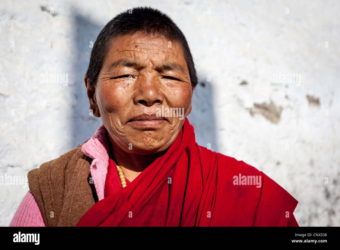 Porträt von weiblichen buddhistischen Mönch aus Galden Namgey Lhatse Kloster Tawang, Indien Stockfoto