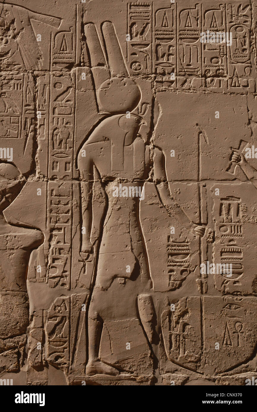 Alte ägyptische Gott Horus. Relief in die große Säulenhalle im Karnak-Tempel-Komplex in Luxor, Ägypten. Stockfoto