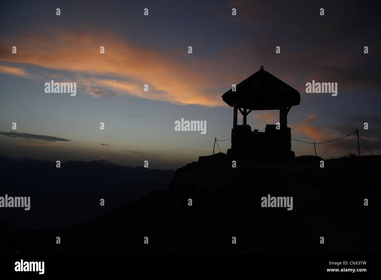 Pavillon auf dem Gipfel des Rothorn in der Nähe von Chandolin im Val d'aniviers, Wallis, Schweiz in der Nacht, Blick auf Rheintal Stockfoto