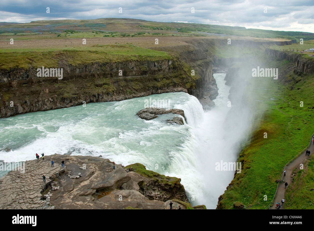 Touristen am Wasserfall Gullfoss, am Fluss Hvita, Island Stockfoto