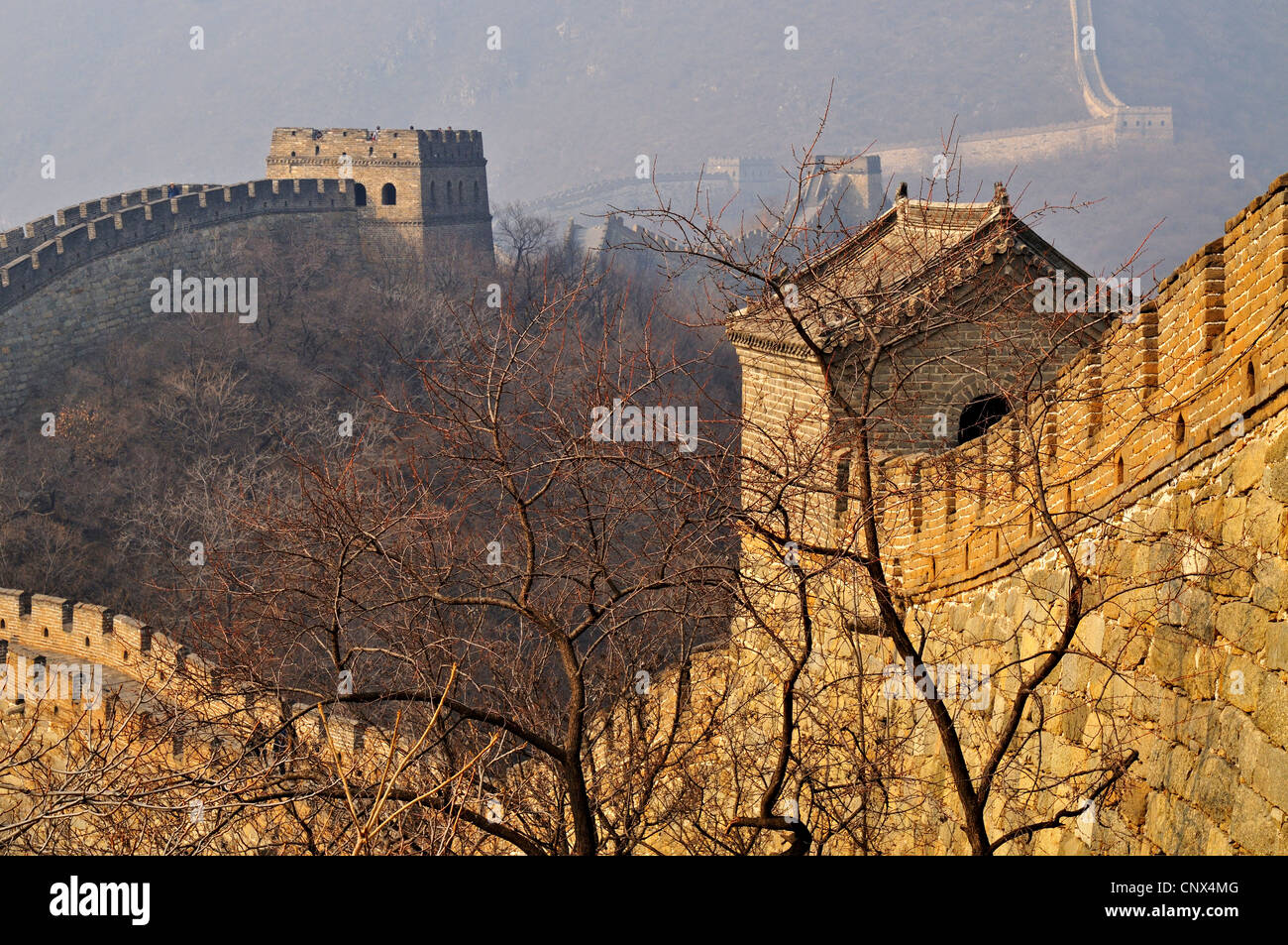 Die Great Wall Of China mit mehreren Wachtürmen sichtbar, bei Mutianyu rund um 85kms von Peking, China. Stockfoto
