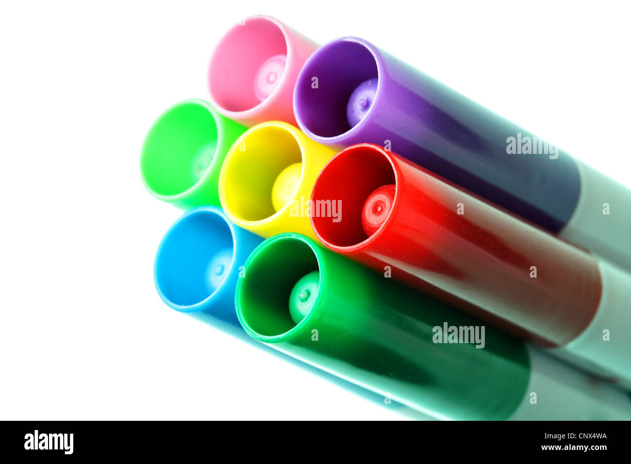 Bunte Stifte über dem weißen Hintergrund isoliert Stockfoto