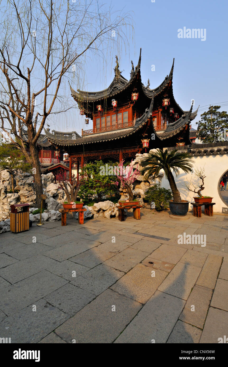 Traditionelle chinesische Gärten und roten Pavillion bei Yu Yuan, Shanghai, China Stockfoto