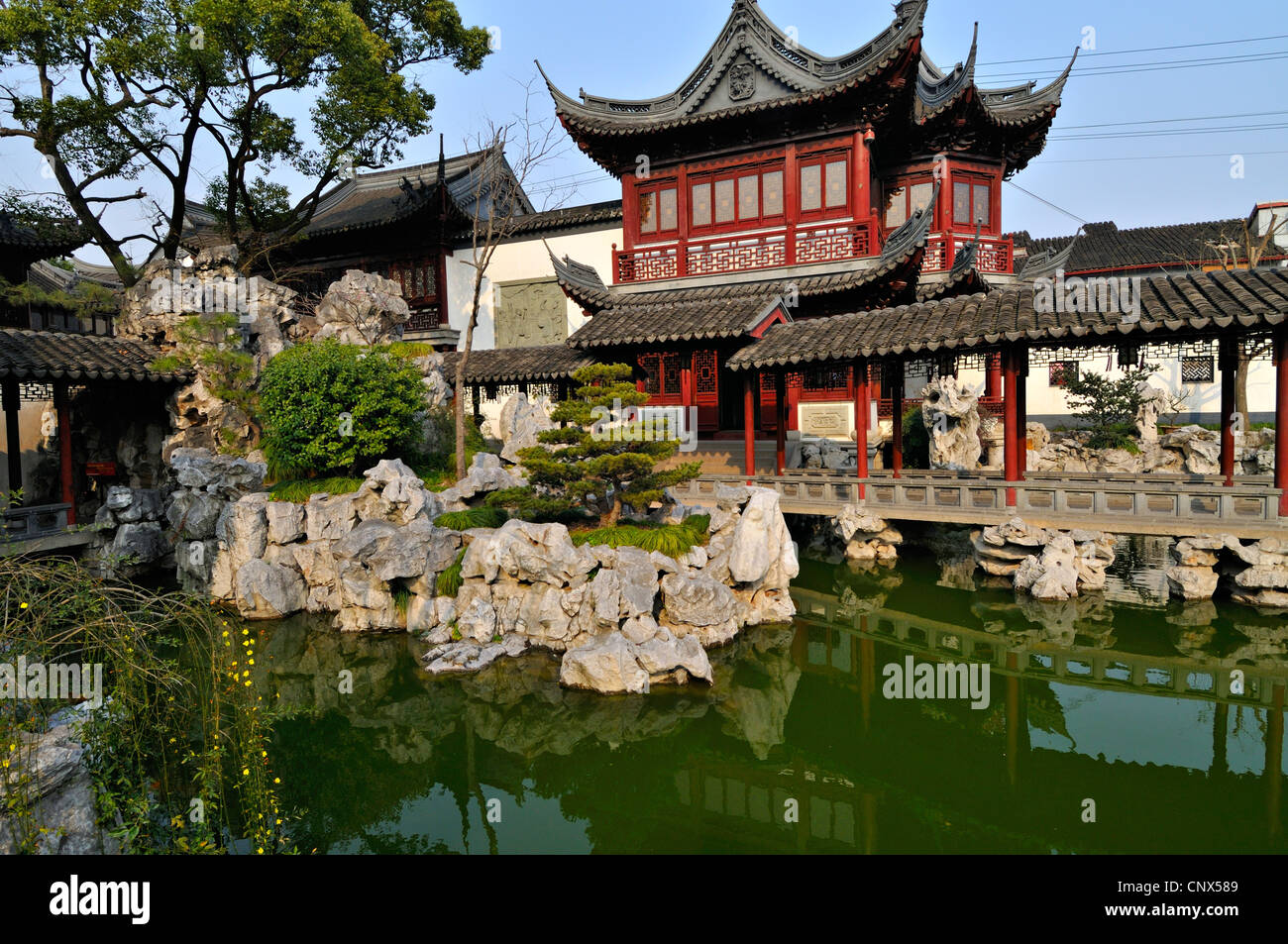 Traditionelle chinesische Gärten und roten Pavillion bei Yu Yuan, Shanghai, China Stockfoto