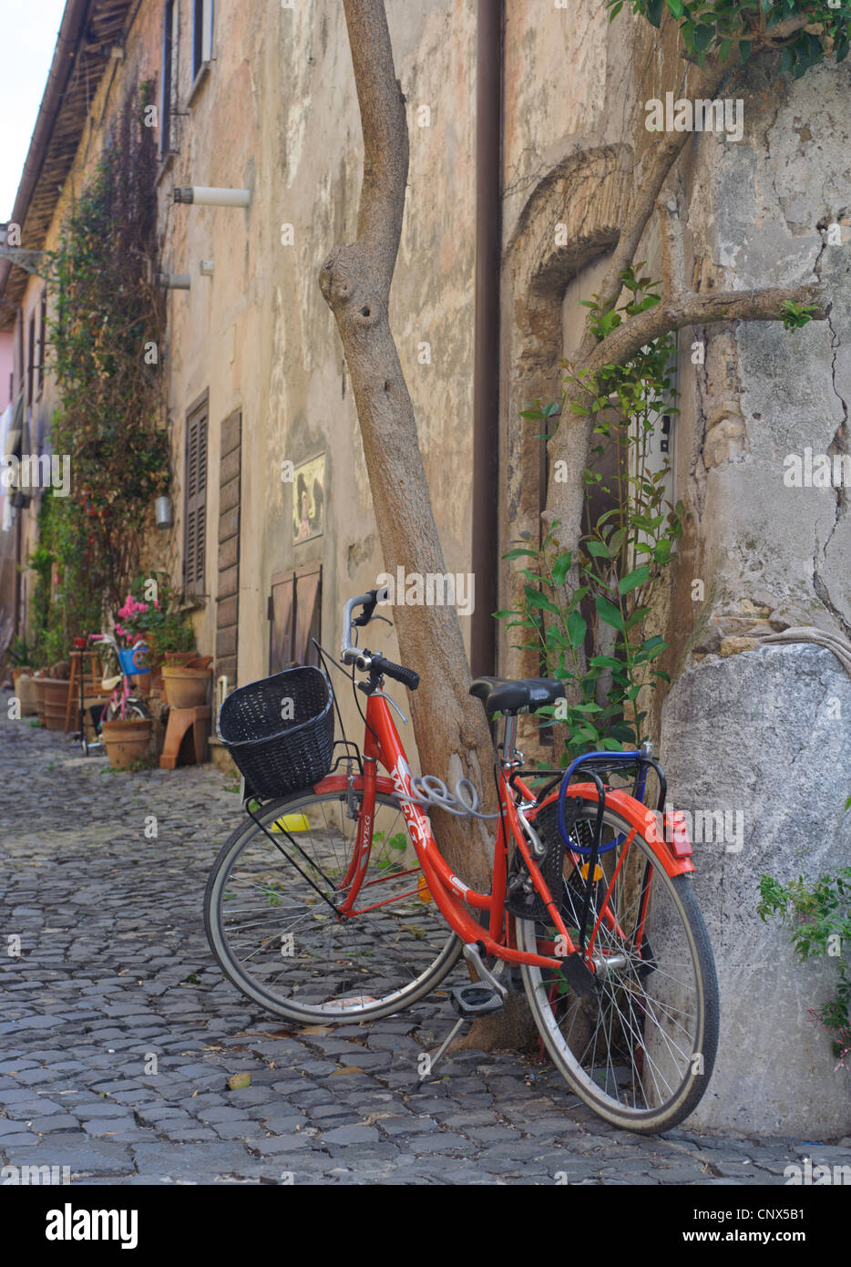 Roten Motorrad auf Seitenständer auf dem Kopfsteinpflaster Pavé von Ostia Italien Stockfoto