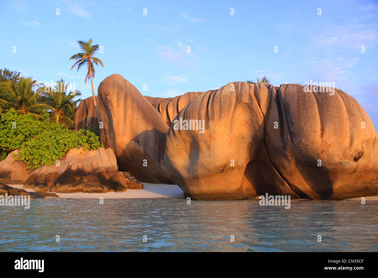 Granit-Bildung am Strand Anse Grande Source, Seychellen, La Digue Stockfoto