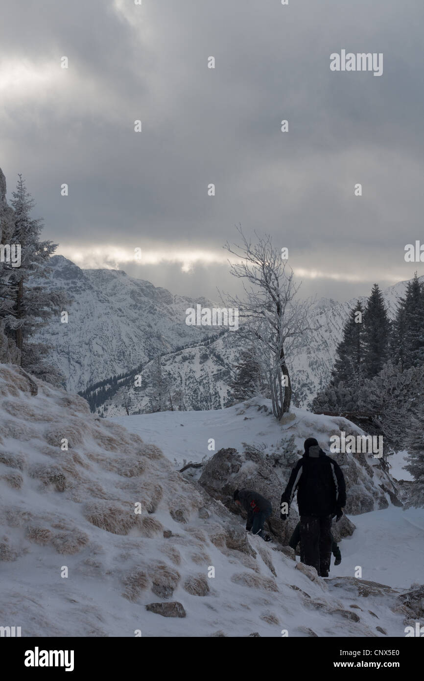 Alpinisten im Winter in den Bayerischen Alpen in der Nähe von Unterammergau Stockfoto