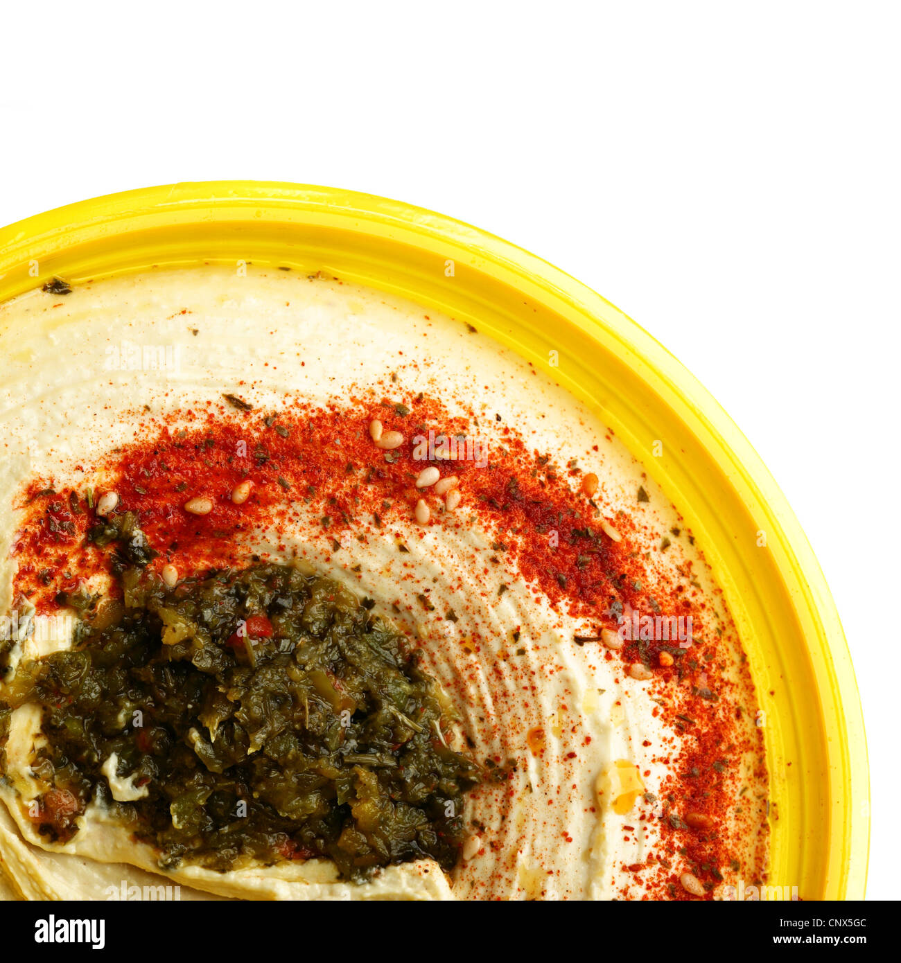 Schüssel mit Hummus isoliert auf weißem Hintergrund Stockfoto