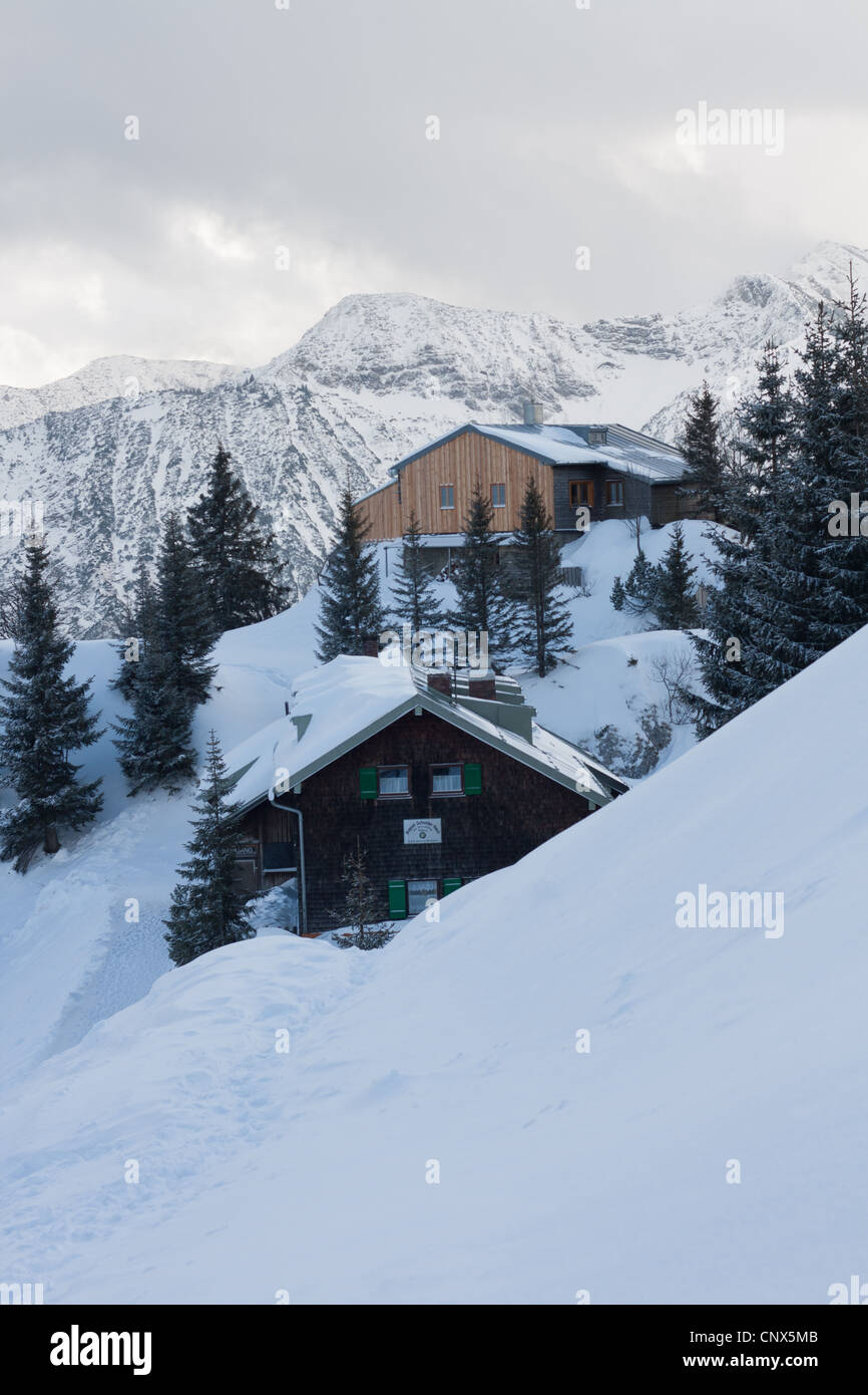 Pürschlinghäuser in einer verschneiten Berglandschaft. August-Schuster-Haus, Ammergauer Alpen, Bayern, Dermany. Stockfoto