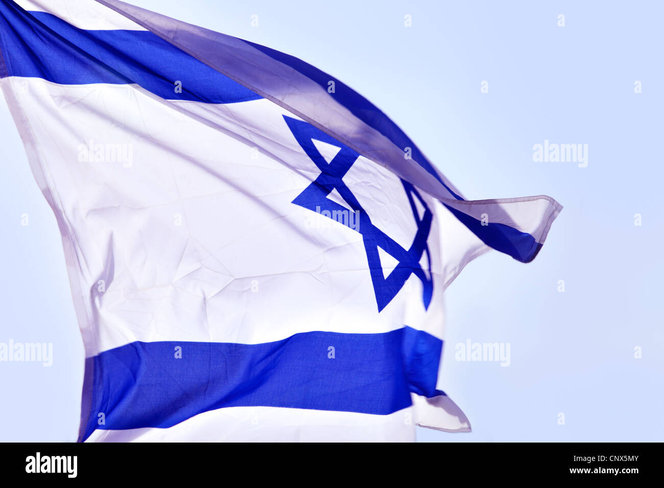 Flagge von Israel auf der Wind-Nahaufnahme Stockfoto