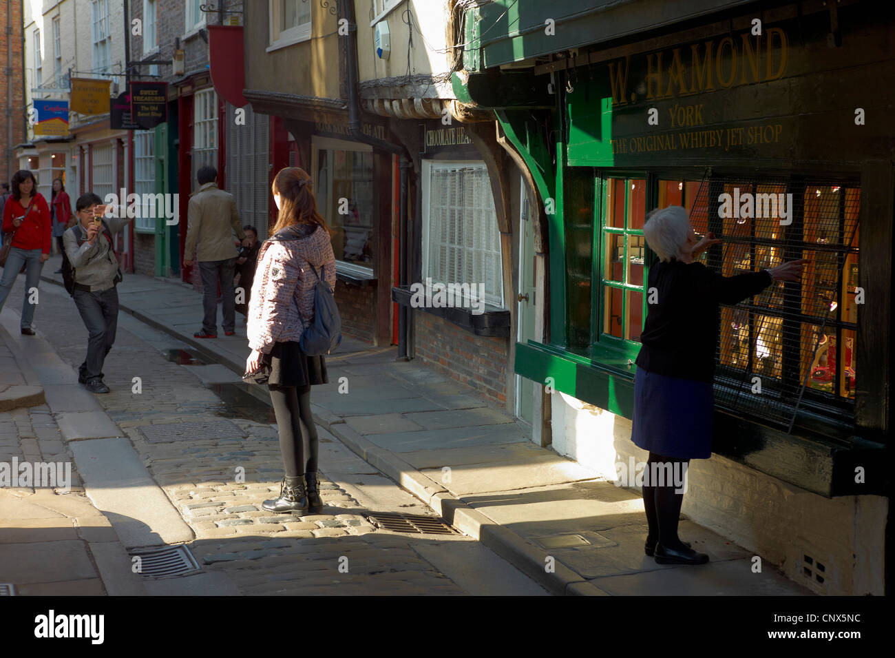 Touristen fotografieren einander in den Trümmern Einkaufsviertel von York England Stockfoto