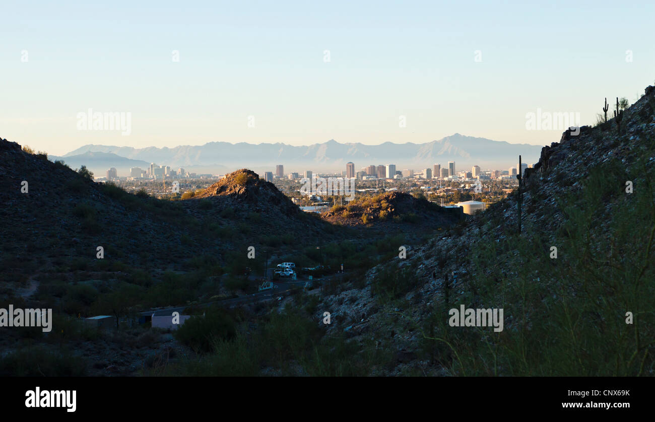 Eine Ansicht der Innenstadt von Phoenix, Arizona von Piestewa Peak Mountain Park sehen. Stockfoto