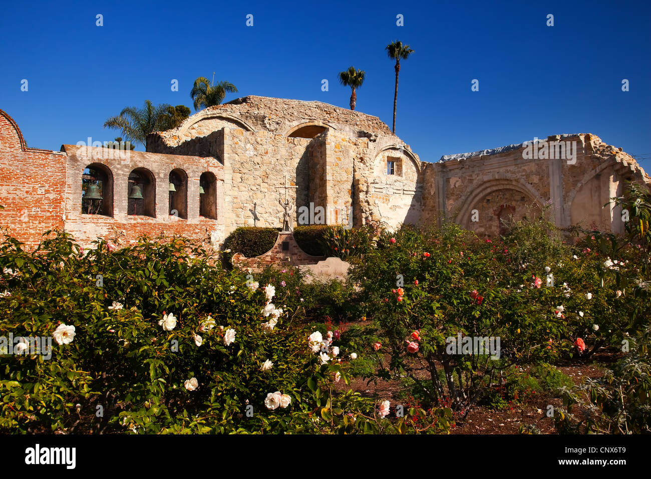 Mission San Juan Capistrano Kirche Ruinen Rosengarten California Stockfoto