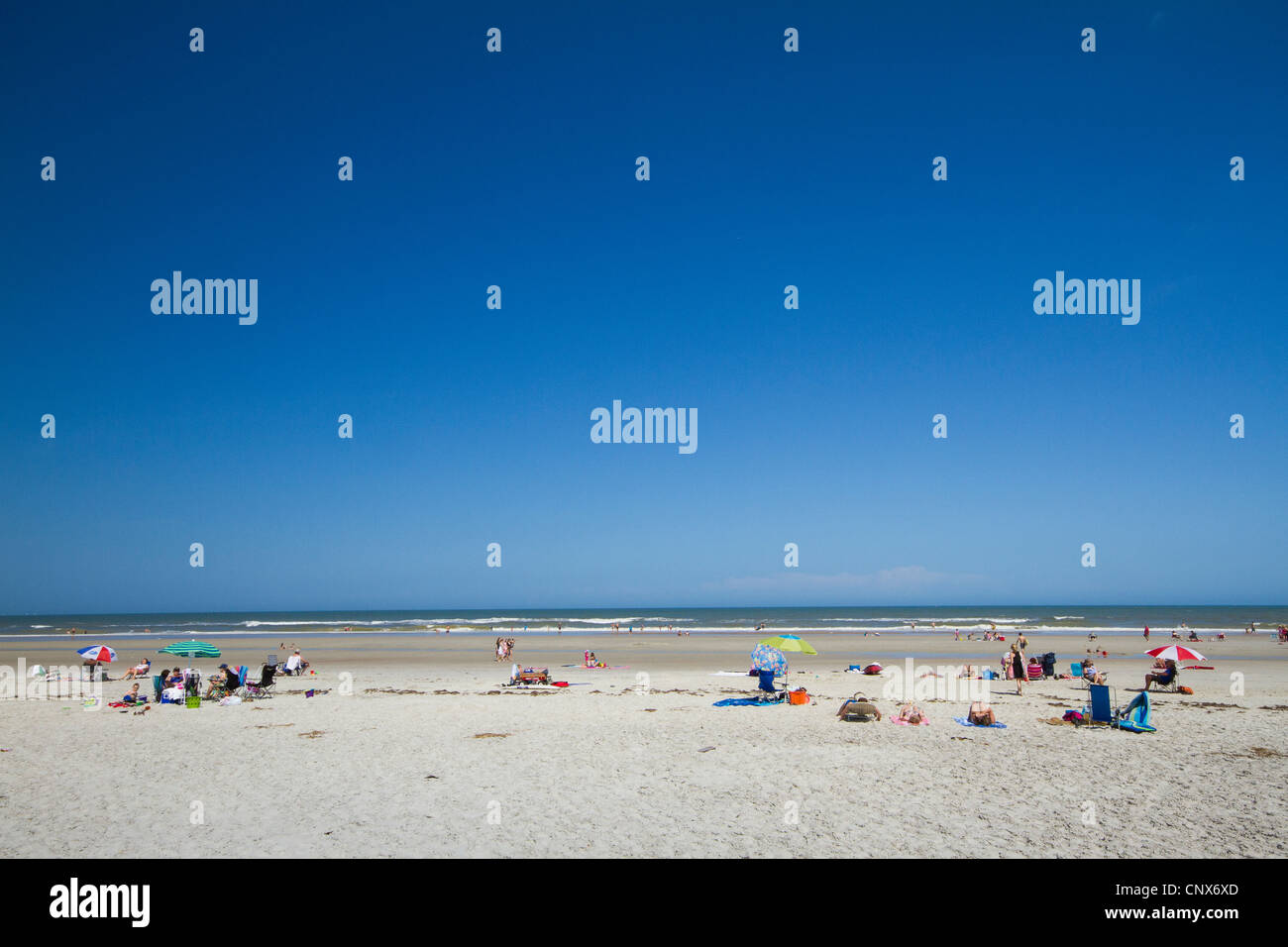 Menschen genießen einen sonnigen Tag am Strand von Anastasia State Park - St. Augustine - Florida Stockfoto