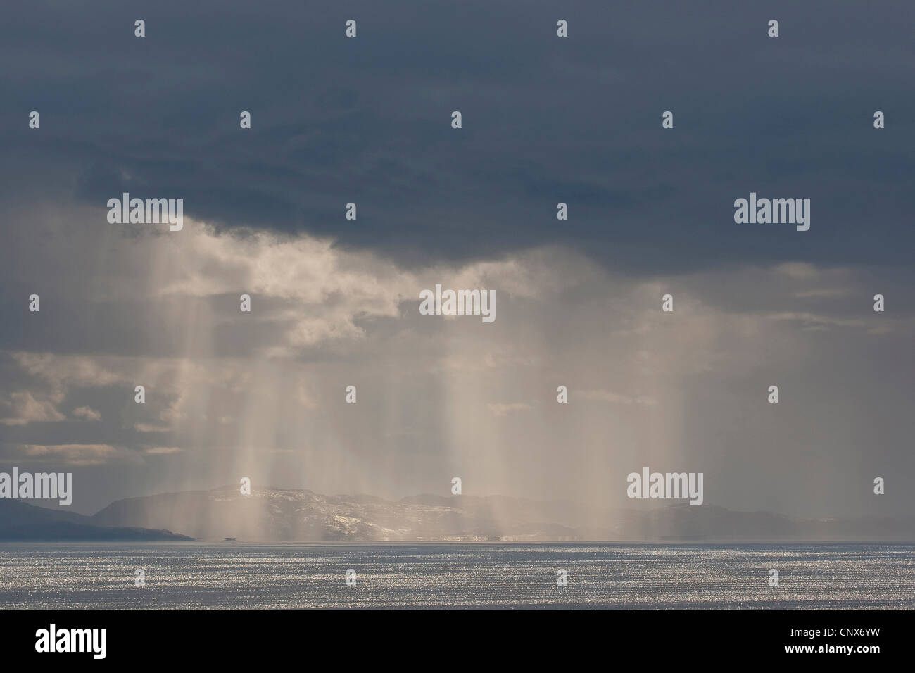 Regen Sie über dem Meer, Norwegen, Norwegen, Varanger-Halbinsel, Ekkeroy Stockfoto