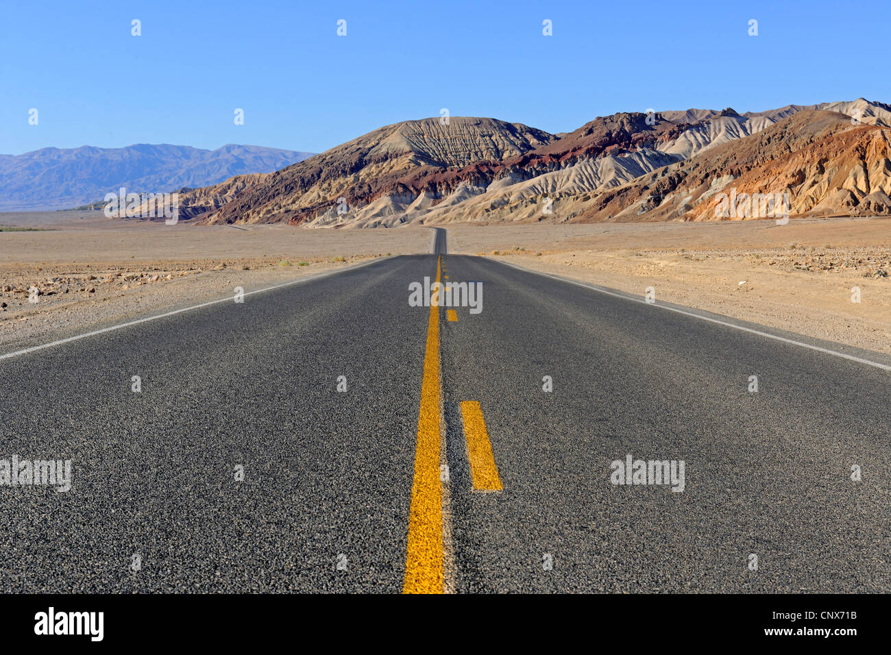 Landstraße in Wüstenlandschaft, USA, Kalifornien, Death Valley Nationalpark Stockfoto