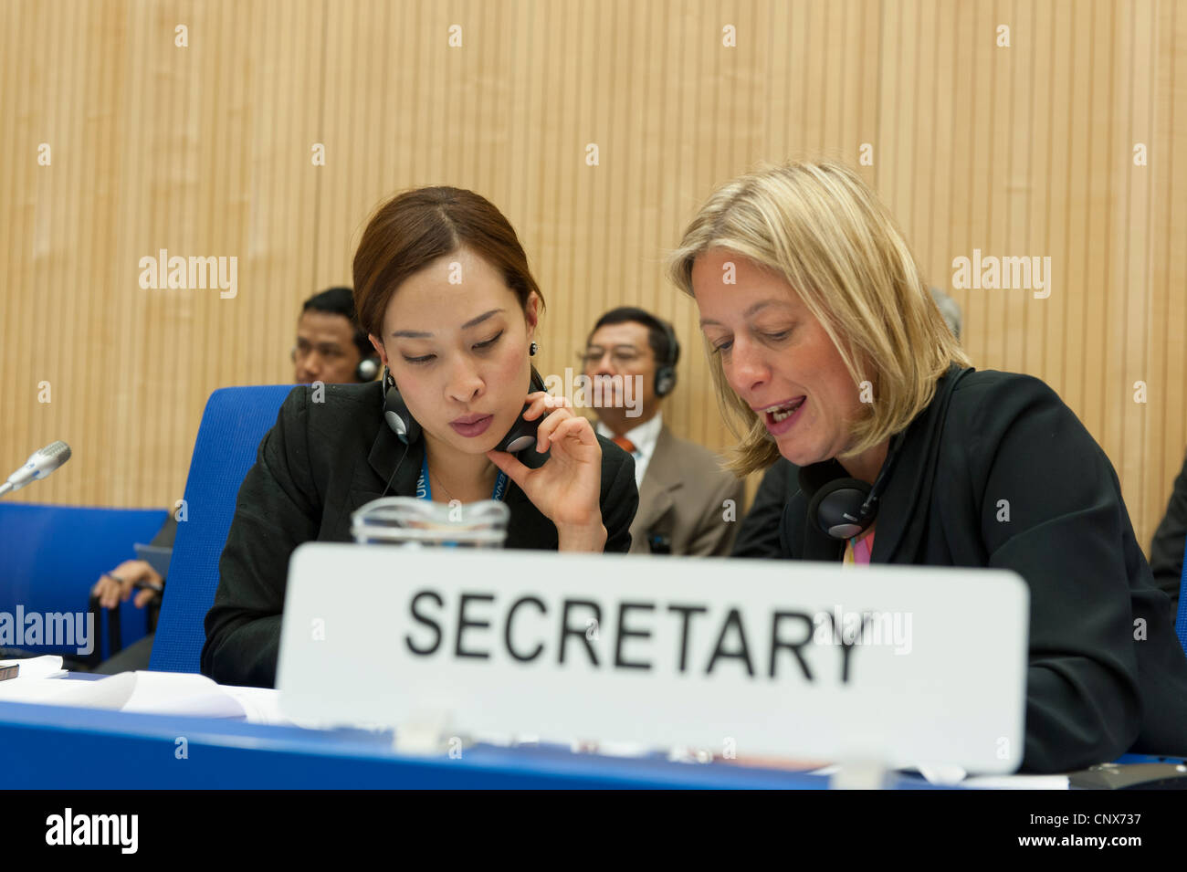 Ihre Königliche Hoheit Prinzessin Bajrakitiyabha Mahidol von Thailand spricht mit dem Sekretär der Konferenz bei CCPCJ im UNOV in Wien, Österreich. Stockfoto