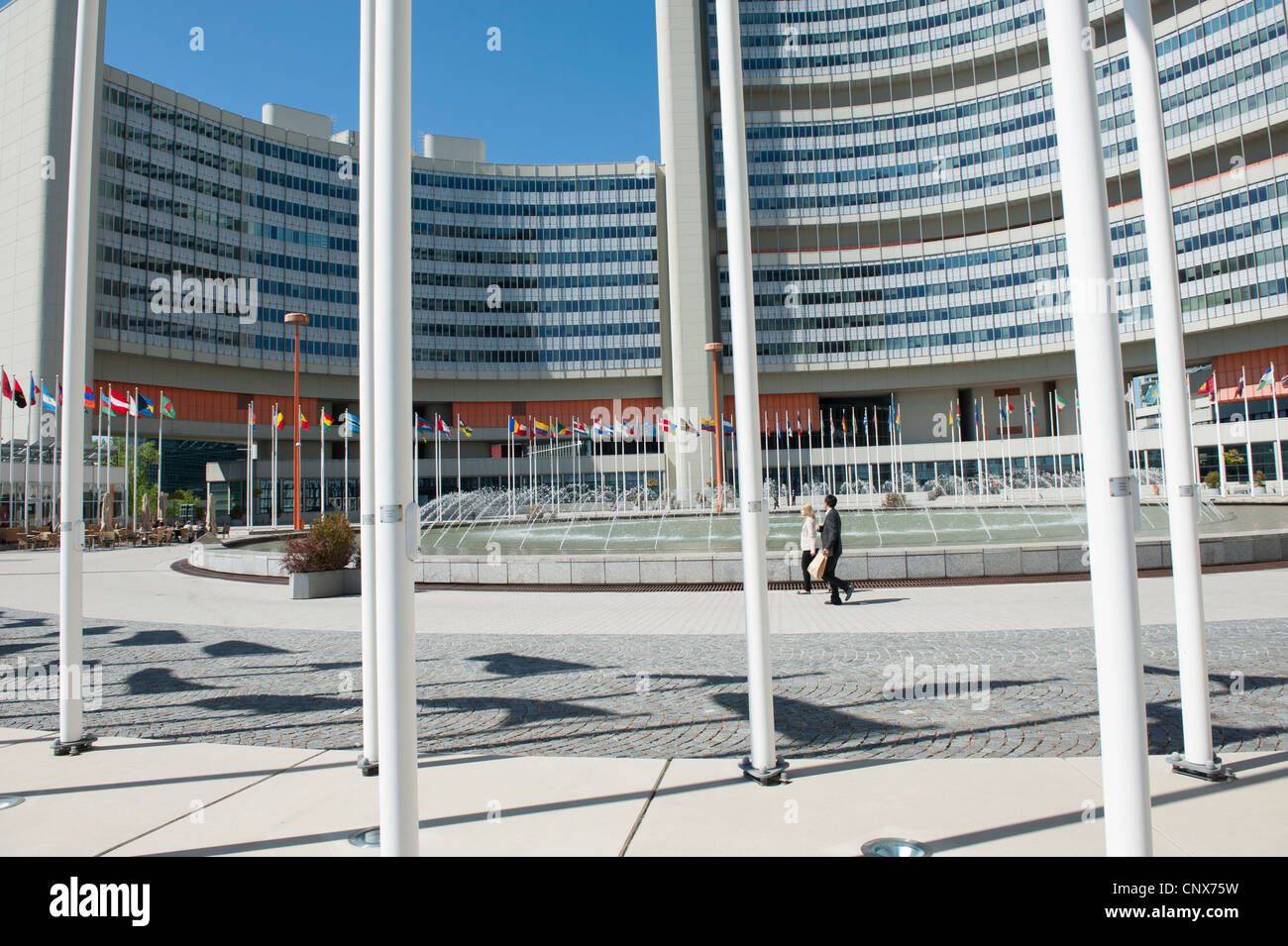 Ansicht der UN Memorial Plaza mit Fahnenmasten im Vordergrund und UN-Gebäude im Hintergrund. Stockfoto