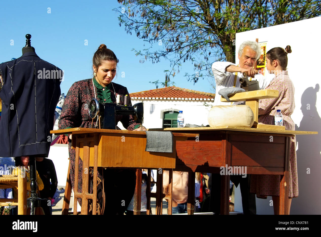 Schneiderin und Schneider arbeiten bei portugiesischen festival Stockfoto